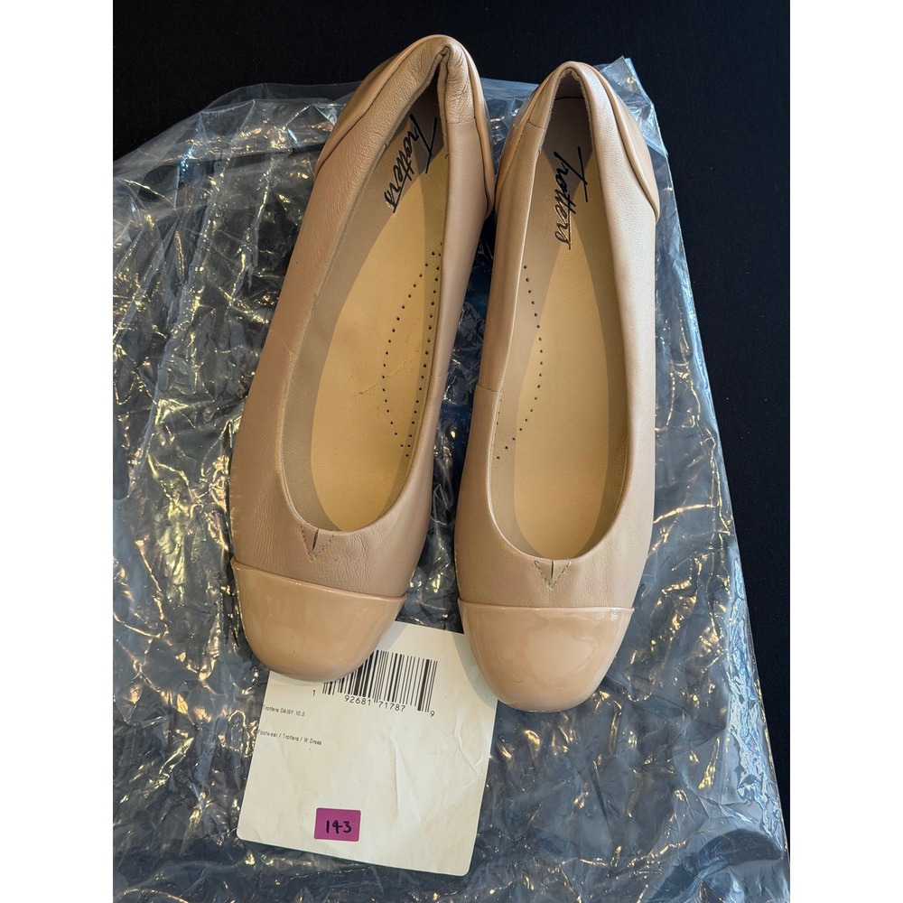 Trotters Daisy Nude Leather Patent Cap Toe Block Heel Pumps Womens 10.0